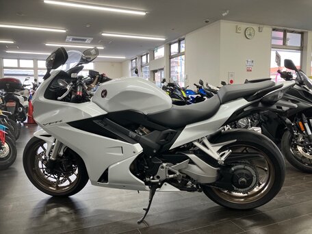 2017 Honda VFR 800, белый, 817000 рублей, вид 3