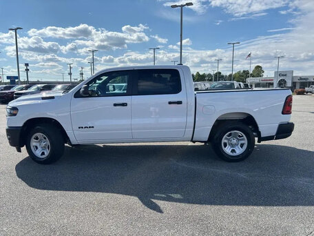 2026 Ram 1500 Crew Cab V Рестайлинг, белый, 6376509 рублей, вид 4