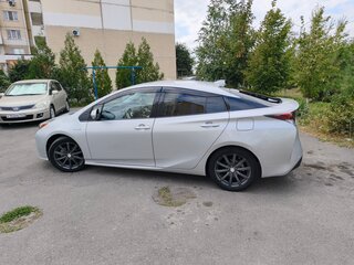 2017 Toyota Prius IV (XW50), серебристый, 1950000 рублей, вид 5