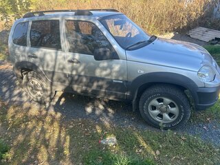 2011 Chevrolet Niva I Рестайлинг, серебристый, 449000 рублей, вид 3
