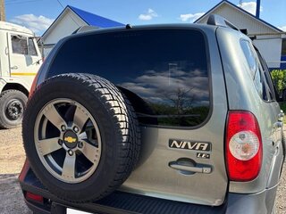 2018 Chevrolet Niva I Рестайлинг, серый, 900000 рублей, вид 4