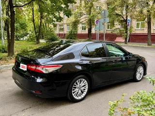 2020 Toyota Camry VIII (XV70), чёрный, 1865000 рублей, вид 2