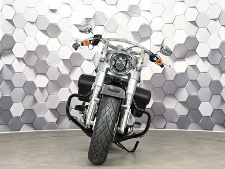2019 Harley-Davidson Fat Boy, серый, 1977000 рублей, вид 5
