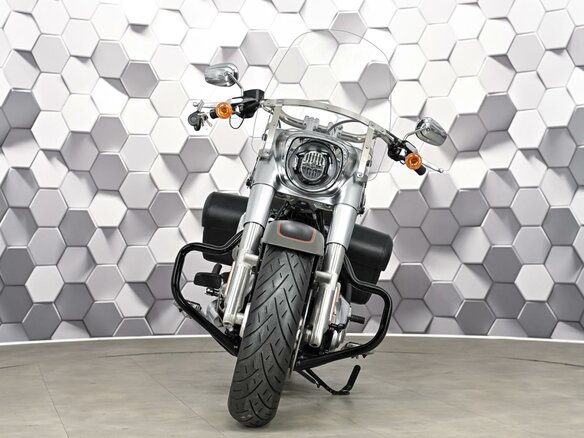 2019 Harley-Davidson Fat Boy, серый, 1977000 рублей - вид 4