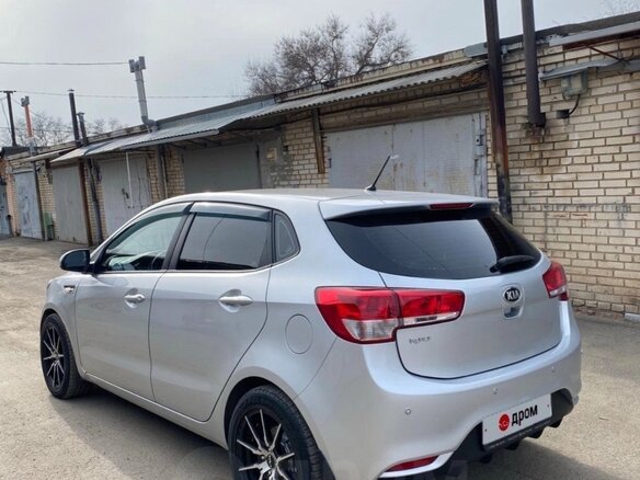 2016 Kia Rio III Рестайлинг, серебристый, 970000 рублей - вид 3