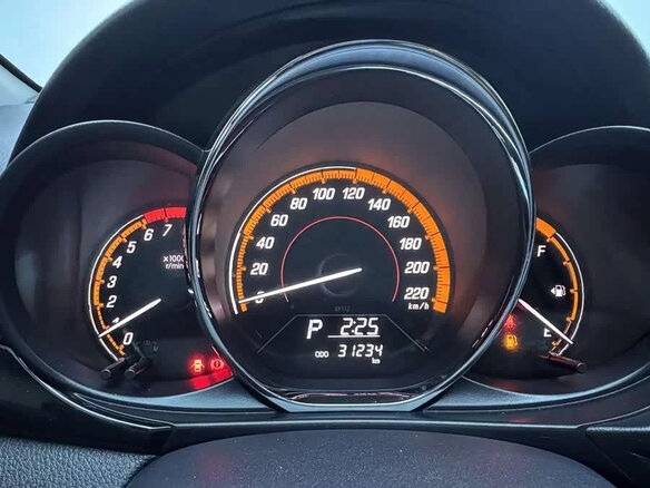 2022 Toyota Yaris IV, белый, 1350000 рублей - вид 3