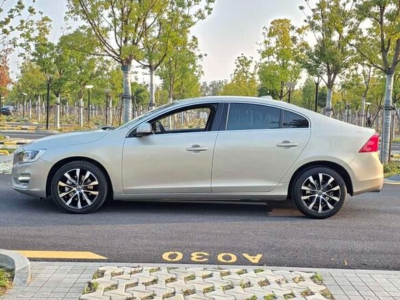 2018 Volvo S60 II Рестайлинг, золотистый, 1370000 рублей - вид 5