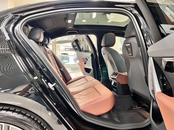 2025 BMW 5 серии 530i xDrive VIII (G60/G61/G68), чёрный, 9300000 рублей - вид 38
