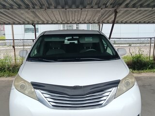 2010 Toyota Sienna III, белый, 1800000 рублей, вид 1