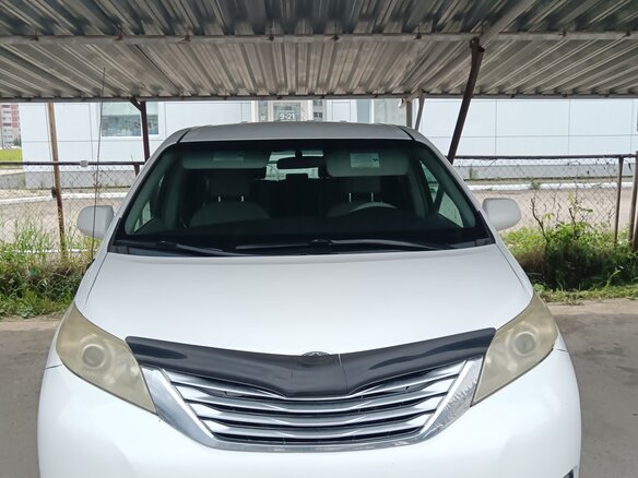 2010 Toyota Sienna III, белый, 1800000 рублей