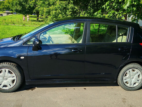 2010 Nissan Tiida I Рестайлинг, чёрный - вид 2