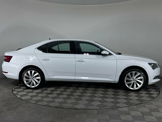 2017 Skoda Superb III, белый, 2050000 рублей, вид 4