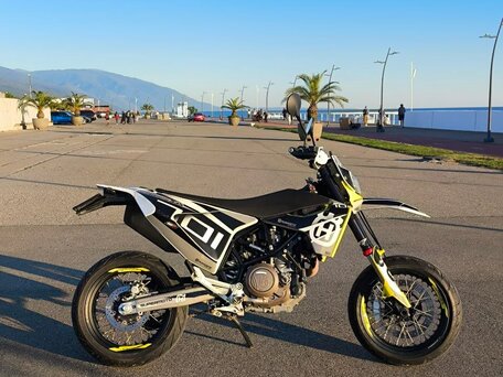 2021 Husqvarna 701 Supermoto, белый, 1000000 рублей, вид 4