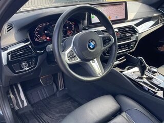 2022 BMW 5 серии M550i xDrive VII (G30/G31/G38) Рестайлинг, чёрный, 6100000 рублей, вид 5
