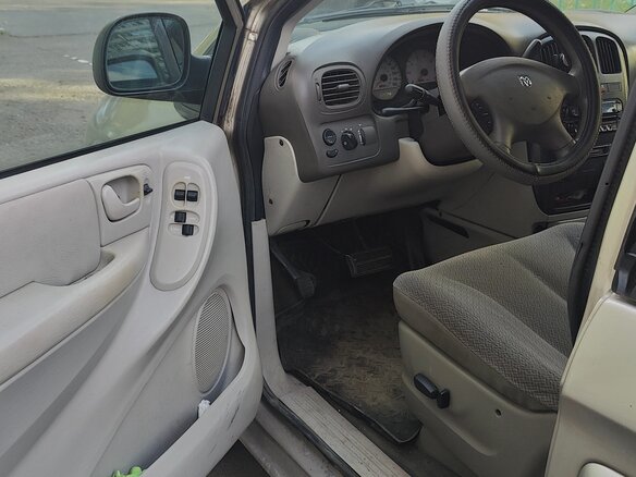 2004 Dodge Caravan IV, золотистый, 560000 рублей - вид 4
