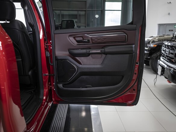 2026 Ram 1500 Crew Cab V Рестайлинг, красный - вид 18