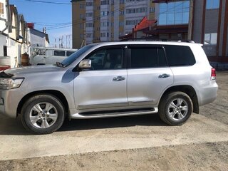 2015 Toyota Land Cruiser 200 Series Рестайлинг 2, серебристый, 6500000 рублей, вид 3