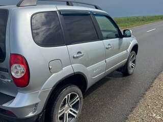 2015 Chevrolet Niva I Рестайлинг, серебристый, 665000 рублей, вид 3