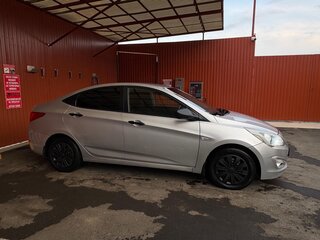 2015 Hyundai Solaris I Рестайлинг, серебристый, 760000 рублей, вид 1