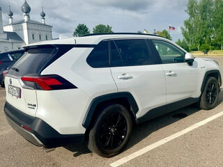 2023 Toyota RAV4 V (XA50), белый, 4600000 рублей, вид 3