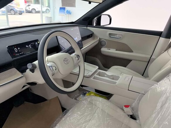 2026 Toyota bZ3X 58.3 kWh, белый, 2505000 рублей - вид 4