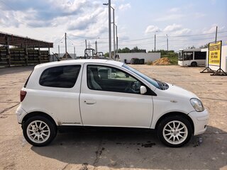 2003 Toyota Vitz I (P10), белый, 350000 рублей, вид 4