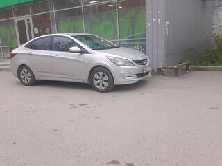 2016 Hyundai Solaris I Рестайлинг, серебристый, 700000 рублей, вид 2