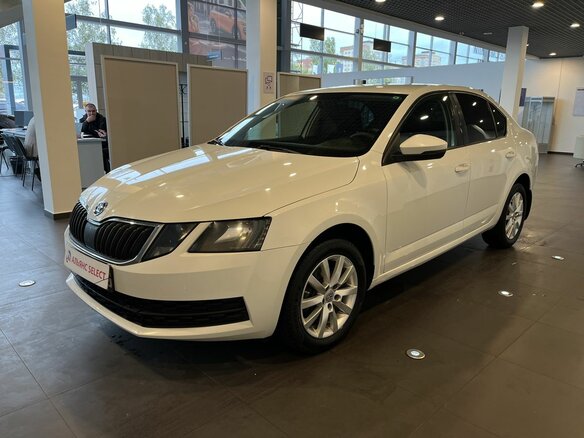 2017 Skoda Octavia III (A7) Рестайлинг, белый, 1540000 рублей - вид 6