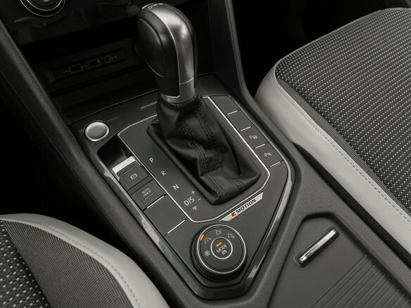 2018 Volkswagen Tiguan II, серебристый - вид 16