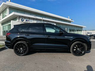 2019 Volkswagen Touareg III, чёрный, 4598000 рублей, вид 4