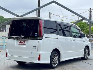 2021 Toyota Noah III (R80) Рестайлинг, белый, 1755017 рублей, вид 3