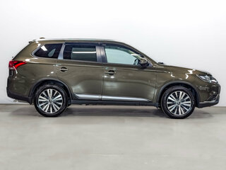 2020 Mitsubishi Outlander III Рестайлинг 3, коричневый, 2375000 рублей, вид 4