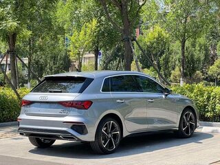 2023 Audi A3 Sportback 35 TFSI IV (8Y), серебристый, 1650000 рублей, вид 4