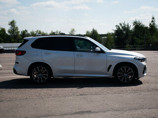 2019 BMW X5 40i IV (G05/G18), белый, 6250000 рублей, вид 5