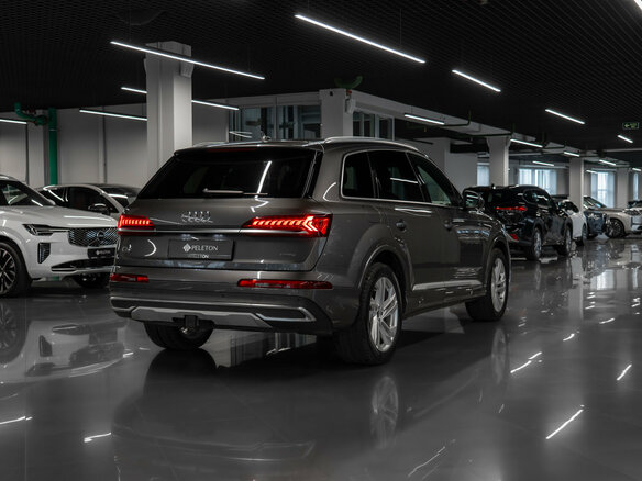 2021 Audi Q7 45 TFSI II (4M) Рестайлинг, серый, 5000000 рублей - вид 4