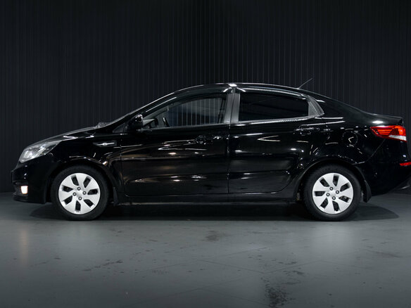 2015 Kia Rio III Рестайлинг, чёрный, 900000 рублей - вид 3