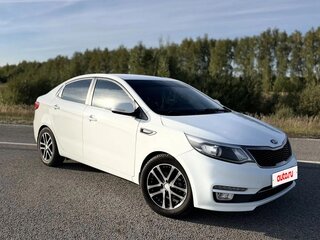2015 Kia Rio III Рестайлинг, белый, 900000 рублей, вид 4