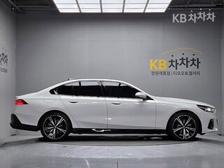 2025 BMW 5 серии 530i xDrive VIII (G60/G61/G68), белый, 7360000 рублей, вид 4