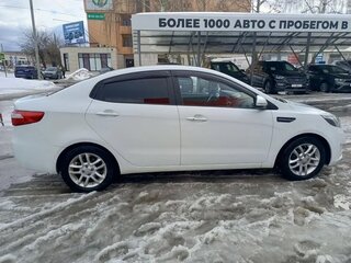 2013 Kia Rio 4-speed III, белый, 799000 рублей, вид 4