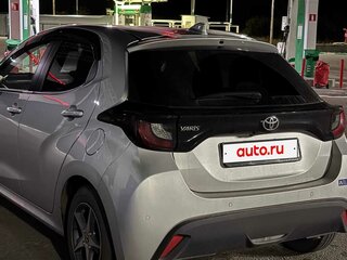 2020 Toyota Yaris IV, серебристый, 1400000 рублей, вид 4