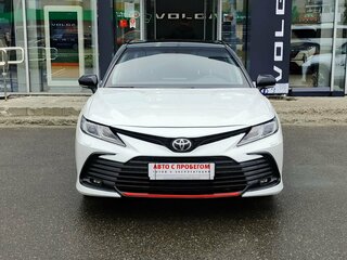 2021 Toyota Camry VIII (XV70) Рестайлинг, белый, 2420000 рублей, вид 2