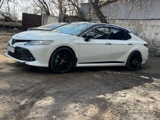 2018 Toyota Camry VIII (XV70), белый, 3900000 рублей, вид 4