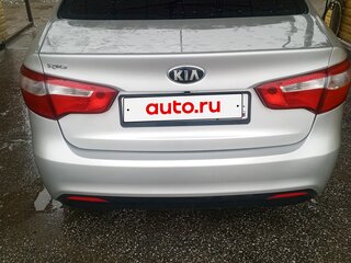 2013 Kia Rio 4-speed III, серебристый, 900000 рублей, вид 2