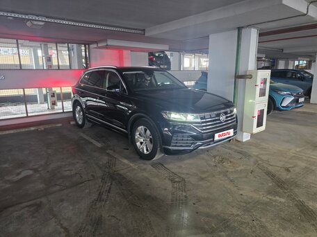 2019 Volkswagen Touareg III, чёрный, 3990000 рублей, вид 3