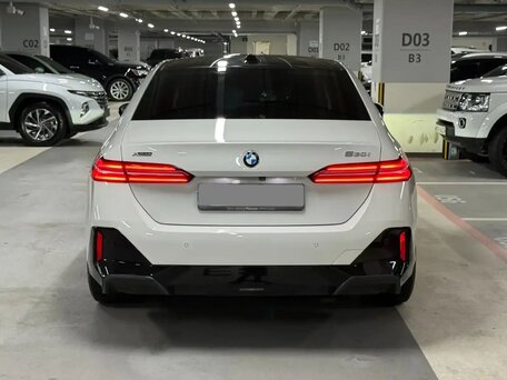 2024 BMW 5 серии 530i xDrive VIII (G60/G61/G68), белый, 6970000 рублей, вид 5