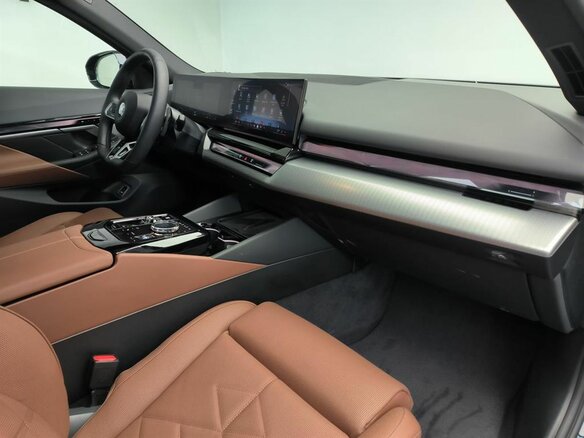 2025 BMW 5 серии 530i xDrive VIII (G60/G61/G68), чёрный, 9990000 рублей - вид 8