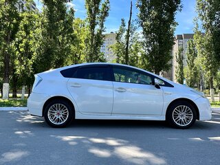 2010 Toyota Prius III (XW30), белый, 990000 рублей, вид 1