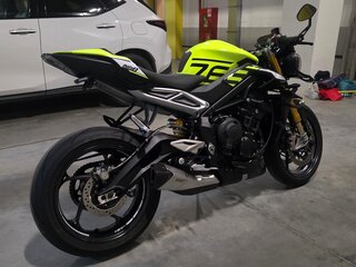 2023 Triumph Street Triple, жёлтый, 1420000 рублей, вид 4