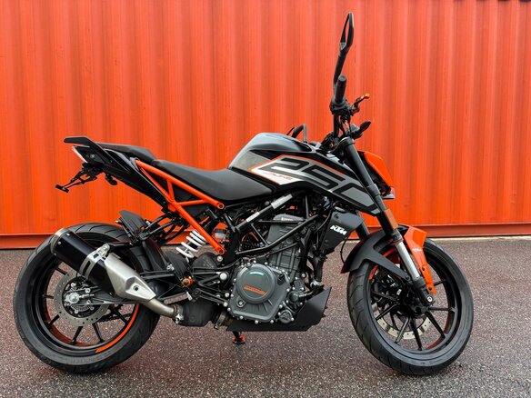 2023 KTM 250 Duke, чёрный, 399990 рублей