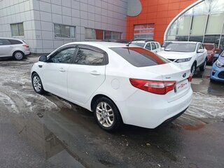 2013 Kia Rio 4-speed III, белый, 799000 рублей, вид 5